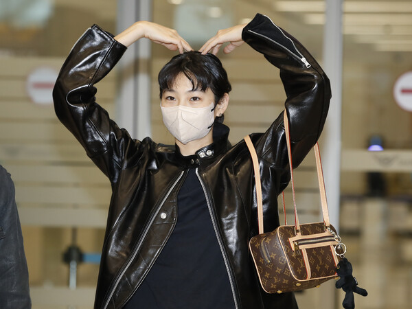 ‘오징어 게임’ 배우 정호연이 15일 오후 인천공항을 통해 귀국해 인사를 하고 있다. / 사진=뉴스1