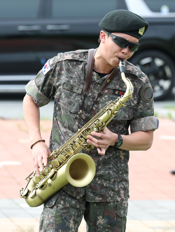 [포토] BTS RM, 색소폰 불며 전역 자축 