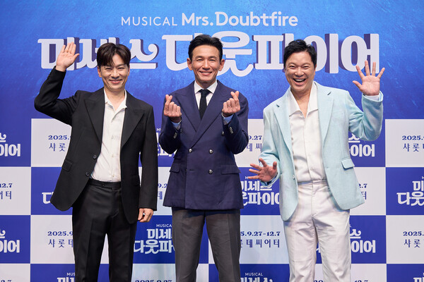 정상훈, 황정민, 정성화./사진=샘컴퍼니 제공