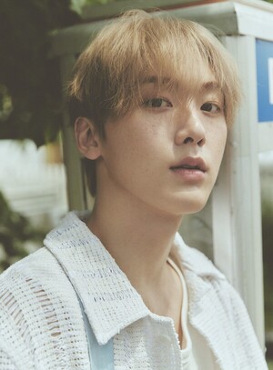 [K인터뷰①] <b>윤산하</b> "신보 '<b>카멜레온</b>'에 故 문빈 모습 녹아내…형이 늘...