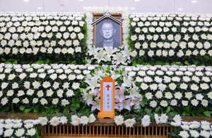 [K현장] 故 <b>전유성 영결식</b>, 이수근ㆍ김신영 ㆍ이홍렬 눈물 속 '마지막 배...