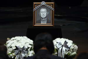 故 <b>전유성 묘비명</b> "웃지마! 너도 곧 와"..이별마저 웃음으로 승화한 '개...