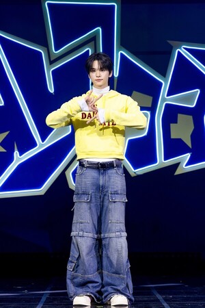 [K현장] 투어스 <b>신유</b>, "'<b>인기가요</b>' 새 <b>MC</b> 영광…도훈과 꽉찬 주말 선물할...