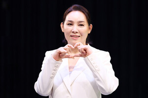 [포토] '가요계 컴백' <b>양수경</b>, 사랑의 손하트