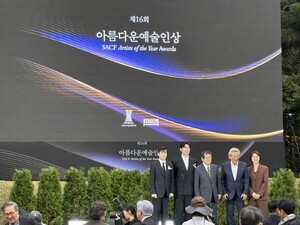 故 <b>안성기</b>, 15년 이끈 '아름다운예술인상' 아들 대리 수상…김무열·박...