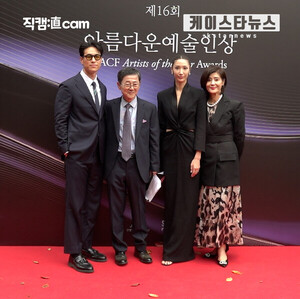 '11월 <b>결혼</b>' 이재, 예비신랑 <b>샘킴</b>과 외조부 신영균 시상식 참석…닮은꼴...